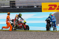 Алейш Еспаргаро, Team Suzuki MotoGP, Кел Кратчлоу, Team LCR Honda crash