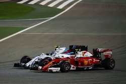 Kimi Raikkonen, Ferrari SF16-H en Valtteri Bottas, Williams FW38