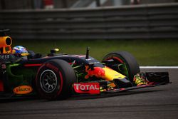 Daniel Ricciardo, Red Bull Racing RB12 flujo de agua sobre la pintura del auto