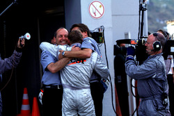 Ron Dennis y Mika Hakkinen, McLaren celebrar el campeonato del equipo