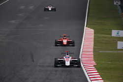 Alexander Albon, ART Grand Prix precede Jack Aitken, Arden International e Charles Leclerc, ART Gran