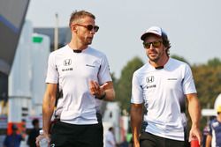 Jenson Button, McLaren con su compañero, Fernando Alonso, McLaren