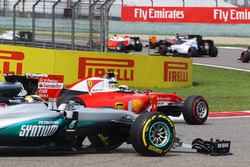 Kimi Raikkonen, Ferrari SF16-H and Lewis Hamilton, Mercedes AMG F1 W07 with broken front wings at th