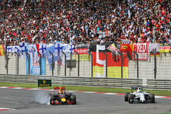 Daniil Kvyat, Red Bull Racing RB12 and Felipe Massa, Williams FW38 battle for position