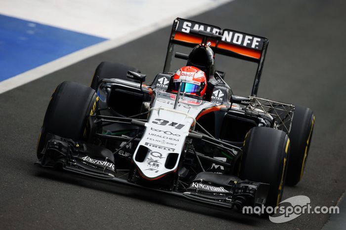 Nikita Mazepin, piloto de desarollo del Sahara Force India F1 Team, con el VJM09