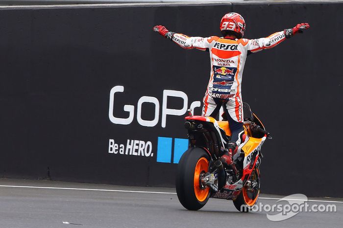 O que favoreceu Marc Marquez, que havia parado antes e conseguiu descontar os segundos atrás.