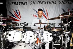 Pascal Wehrlein, Manor Racing tocar la batería en el escenario de Silverstone