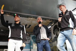Sergio Pérez, Sahara Force India F1 con Damon Hill, Sky Sports Presentador y Nico Hulkenberg, Sahara