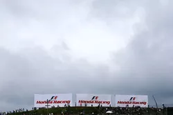 Dunkle Wolken über der Strecke
