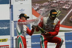 Il secondo classificato Mick Schumacher, Prema Powerteam festeggia siul podio con il vincitore della
