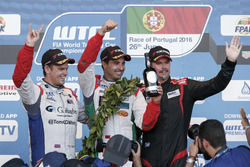 Подіум Yokoham trophy: друге місце - Том Чілтон, Sébastien Loeb Racing, Citroën C-Elysée WTCC; пере