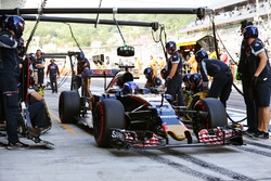 Max Verstappen, Scuderia Toro Rosso STR11 practices a pit stop