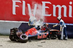 Daniil Kvyat, Scuderia Toro Rosso after a big crash