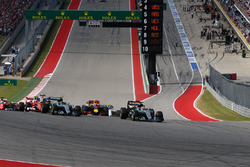 Start: Lewis Hamilton, Mercedes AMG F1 W07 Hybrid leads