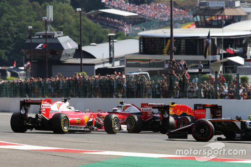 Sebastian Vettel, Ferrari SF16-H spins alongside team mate Kimi Raikkonen, Ferrari SF16-H at the start of the race