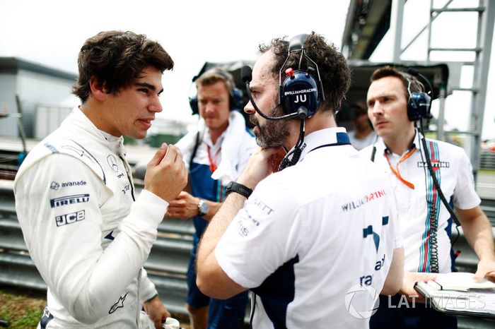 Lance Stroll, Williams, habla con un ingeniero