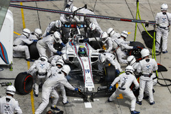 Felipe Massa, Williams FW40, makes a stop