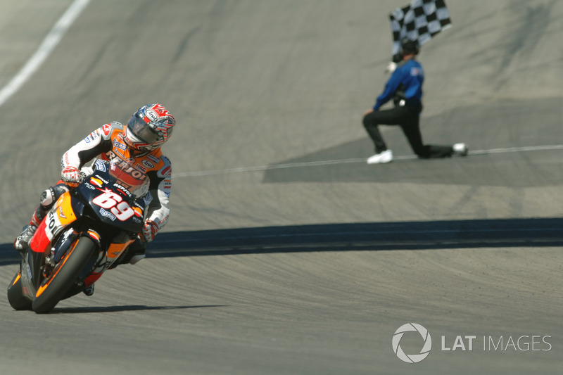 Checkered flag for Nicky Hayden, Repsol Honda Team