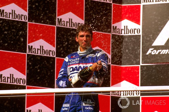 Podio: segundo lugar Damon Hill, Arrows