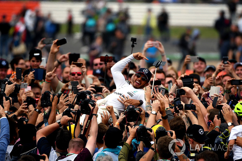 Race winner Lewis Hamilton, Mercedes AMG F1 celebrates with the fans