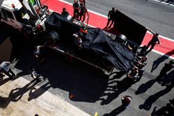 El McLaren MCL32 de Fernando Alonso vuelve al pitlane en un camión