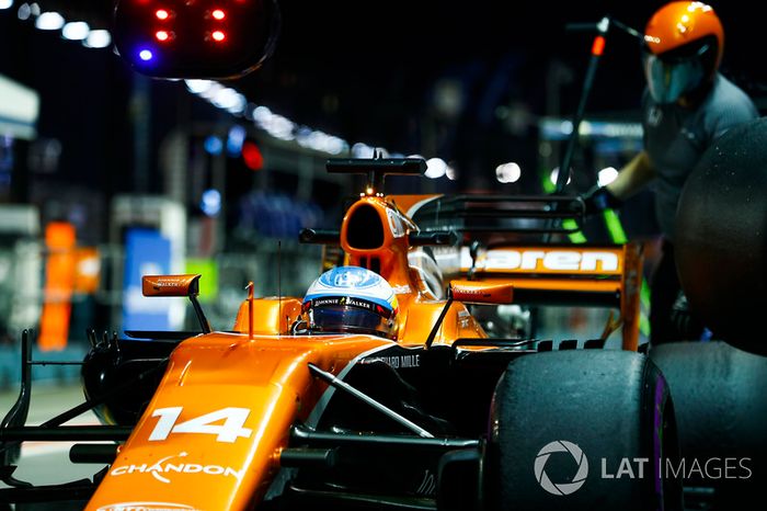 Fernando Alonso, McLaren MCL32, se detiene durante la práctica