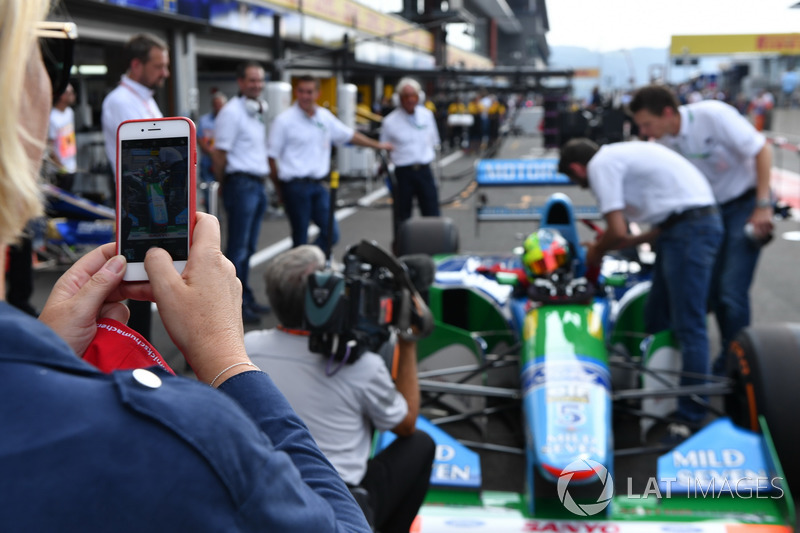 Sabine Kehm, se toma una foto con Mick Schumacher, Benetton B194