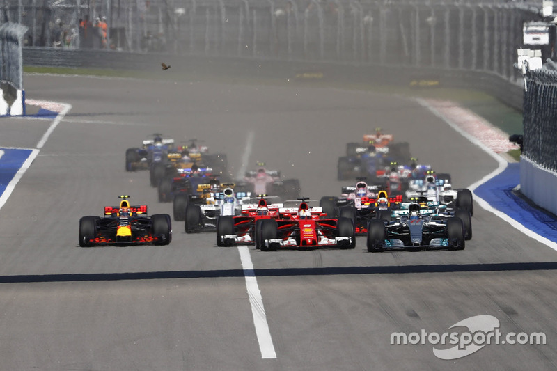 Valtteri Bottas, Mercedes AMG F1 W08, Sebastian Vettel, Ferrari SF70H, Kimi Raikkonen, Ferrari SF70H, Lewis Hamilton, Mercedes AMG F1 W08 at the start