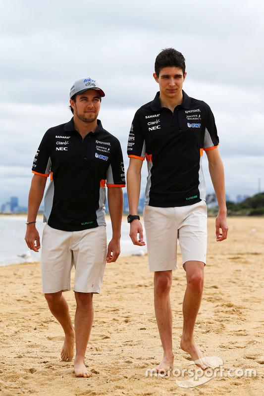 (Зліва направо): Серхіо Перес, Sahara Force India F1, та Естебан Окон, Sahara Force India F1 Team, грають у волейбол на пляжі Брінгтон