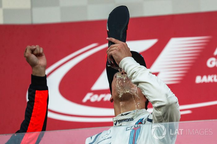 Ponte en la piel de Stroll en Bakú. Logras el primer podio de tu carrera en Fórmula 1 tras tanto error y tanta crítica, y te ponen a beber de una bota sudada de otro piloto...