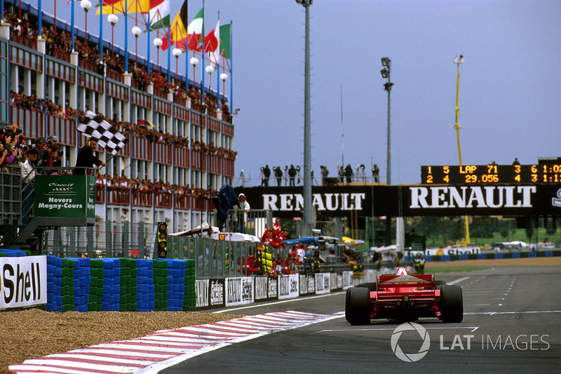 Michael Schumacher, Ferrari F310B, toma la bandera a cuadros