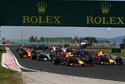 Daniel Ricciardo, Red Bull Racing RB13 und Max Verstappen, Red Bull Racing RB13, beim Start