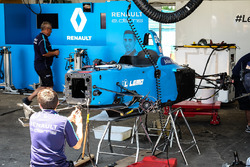 L'équipe Renault e.dams travaille sur la voiture endommagée de Sébastien Buemi, Renault e.Dams
