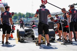 Santino Ferrucci , Haas F1 Team VF-17 pit stop