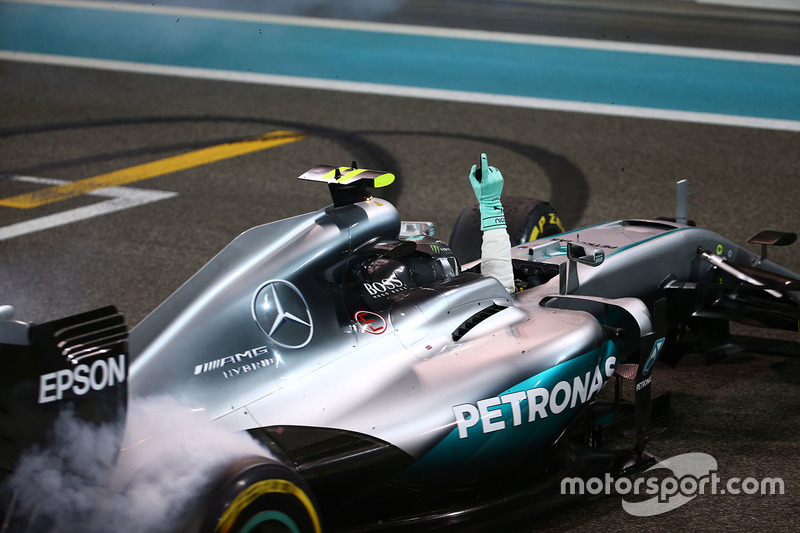 Le deuxième, Nico Rosberg, Mercedes AMG F1 W07 Hybrid fête son titre de Champion du monde à la fin de la course