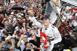 Победитель гонки Нико Росберг, Mercedes AMG F1