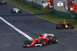 Кімі Райкконен, Ferrari SF70H, попереду Макса Ферстаппена, Red Bull Racing RB13, та Феліпе Масси, Wi