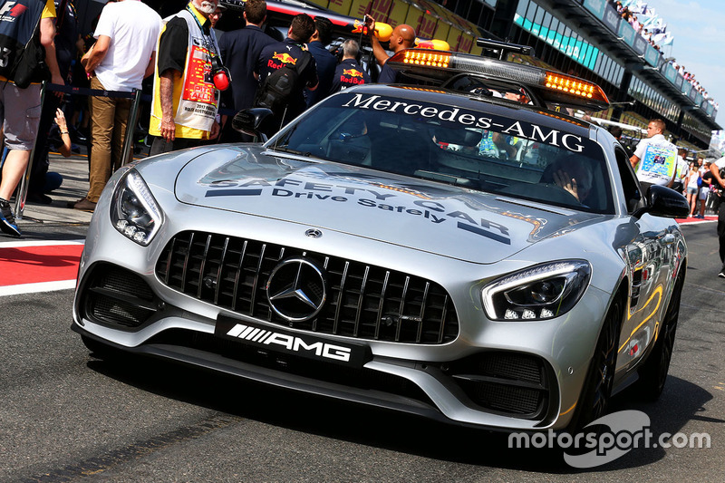 Charlie Whiting, delegado de la FIA en el coche de seguridad FIA