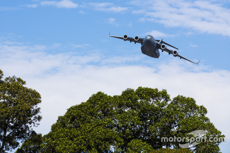 C-17A Globemaster III Королівських австралійських ВПС у небі під час повітряного шоу