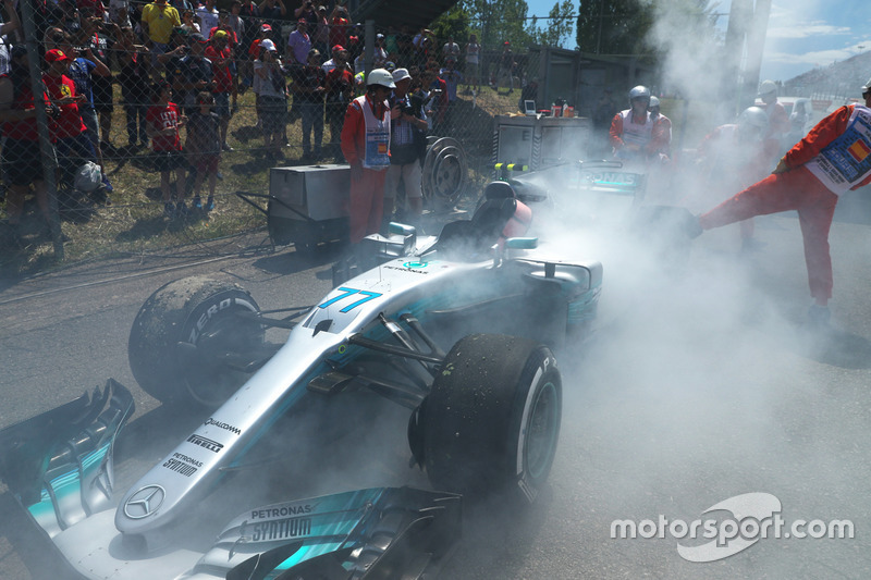 La voiture fumante de Valtteri Bottas, Mercedes-Benz F1 W08, contraint à l'abandon