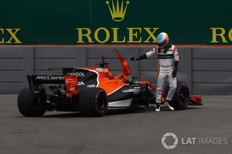 Фернандо Алонсо, McLaren, зупинився на трасі