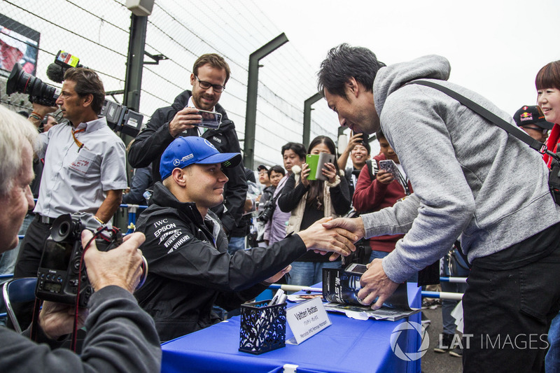 Valtteri Bottas, Mercedes AMG F1 signs autographs for the fans