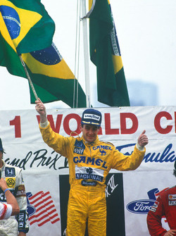 Podium : le vainqueur Ayrton Senna, Team Lotus