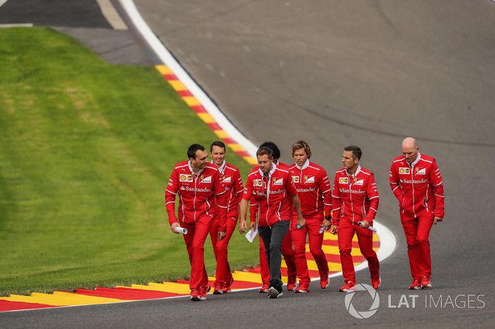 Sebastian Vettel, Ferrari camina por el circuito con Riccardo Adami, Ferrari ingeniero de carrera, Jock Clear, Ferrari jefe de ingenieros, entrenador Antti Kontsas,