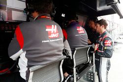 Romain Grosjean, Haas F1 Team, en el pit wall