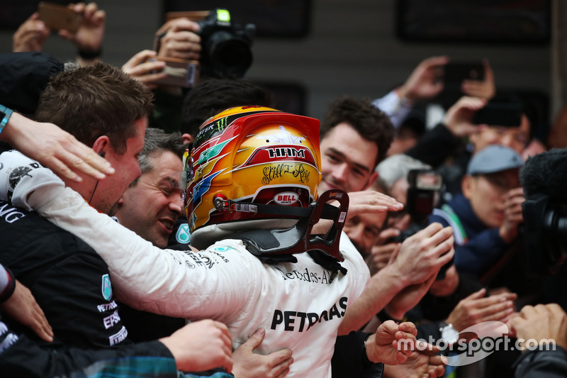 Sieger Lewis Hamilton, Mercedes AMG, feriert im Parc Ferme mit dem Team