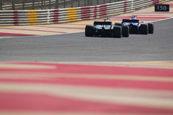 Pascal Wehrlein, Sauber C36, Kevin Magnussen, Haas F1 Team VF-17