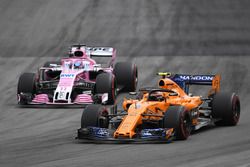 Stoffel Vandoorne, McLaren MCL33 y Sergio Perez, Force India VJM11