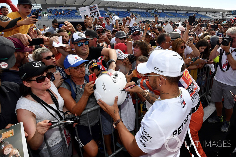 Lewis Hamilton, Mercedes-AMG F1 signs autographs for the fans