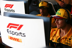 Carlos Sainz Jr., Renault Sport F1 Team, ve Nico Hulkenberg, Renault Sport F1 Team, F1 eSports